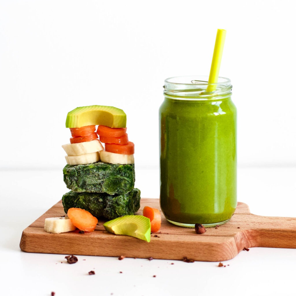 5 ingredients smoothie for the best detox juice recipes. it includes avocados, mango, banana, spinach 